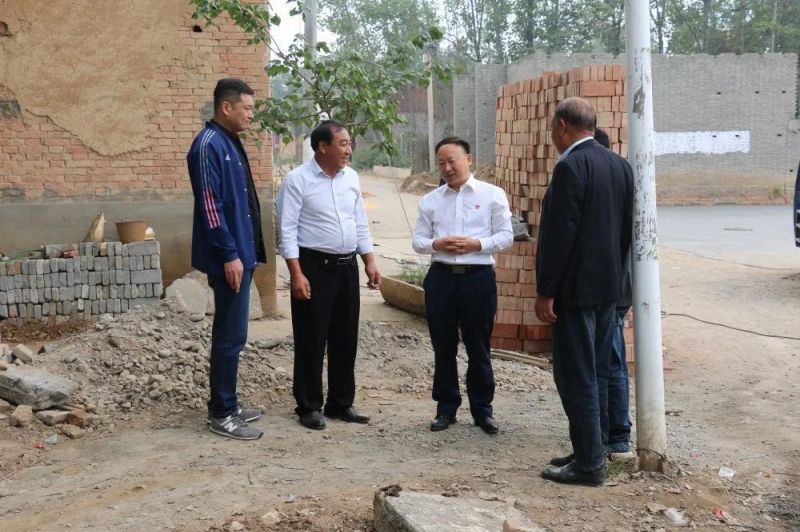 扶貧路上  攜手同行——弘義集團(tuán)黨委書記、董事長(zhǎng)張秀峰一行 到定點(diǎn)幫扶村調(diào)研